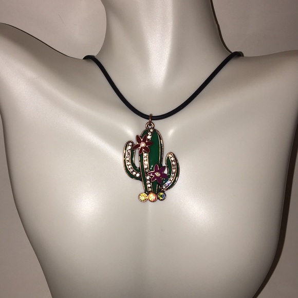 Jewelry - Beautiful rhinestone cactus 🌵 choker